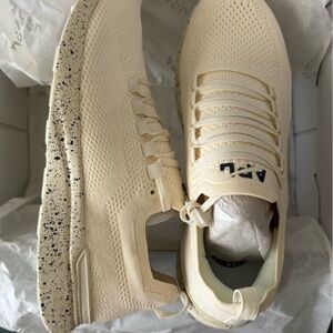 APL Techloom Breeze in Pristine/Midnight/Sparkle size 8.5